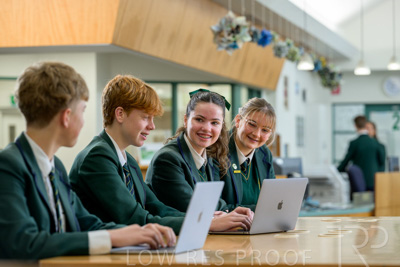 August 2025 / LIBRARY-Seniors_250826-2610