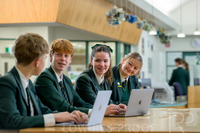 August 2025 / LIBRARY-Seniors_250826-2620