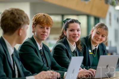 August 2025 / LIBRARY-Seniors_250826-2622