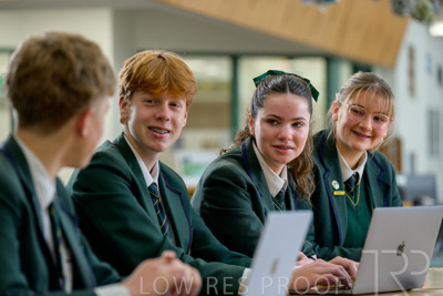 August 2025 / LIBRARY-Seniors_250826-2630