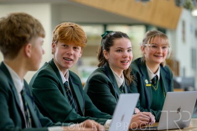 August 2025 / LIBRARY-Seniors_250826-2671