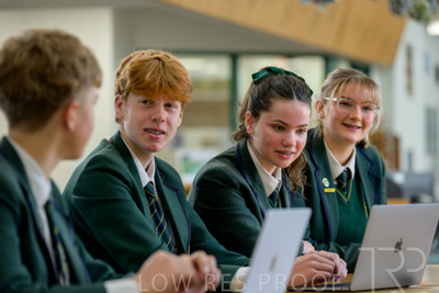 August 2025 / LIBRARY-Seniors_250826-2679