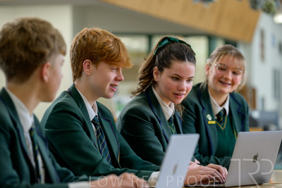 August 2025 / LIBRARY-Seniors_250826-2682