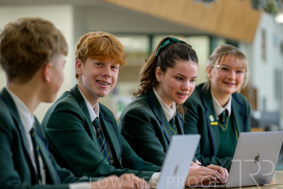 August 2025 / LIBRARY-Seniors_250826-2692