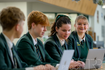 August 2025 / LIBRARY-Seniors_250826-2707