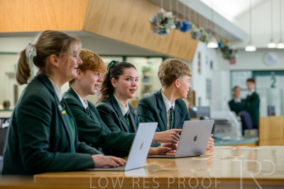 August 2025 / LIBRARY-Seniors_250826-2753