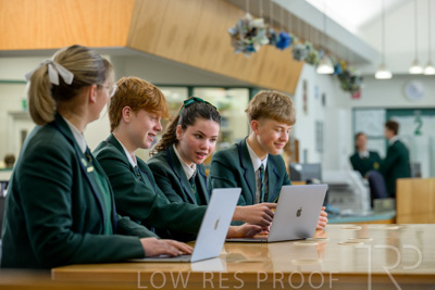 August 2025 / LIBRARY-Seniors_250826-2755