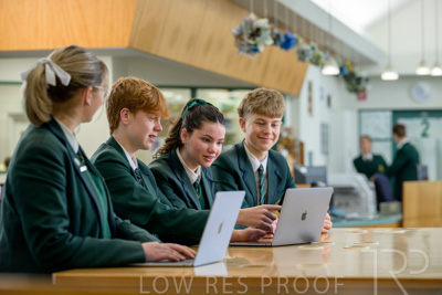 August 2025 / LIBRARY-Seniors_250826-2760