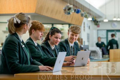 August 2025 / LIBRARY-Seniors_250826-2762