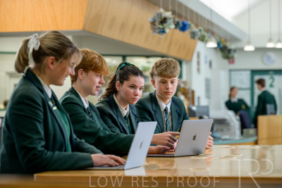 August 2025 / LIBRARY-Seniors_250826-2767