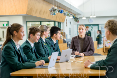 August 2025 / LIBRARY-Seniors_250826-2771