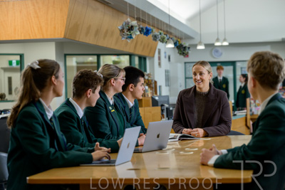 August 2025 / LIBRARY-Seniors_250826-2776