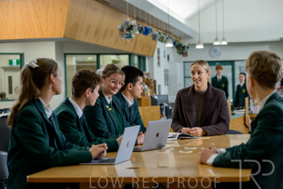 August 2025 / LIBRARY-Seniors_250826-2778