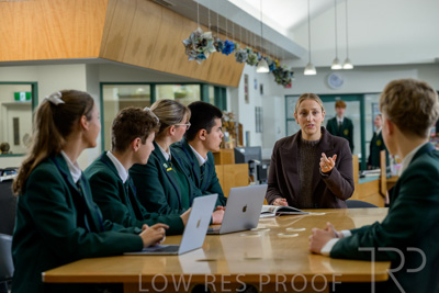 August 2025 / LIBRARY-Seniors_250826-2781