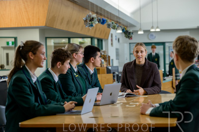 August 2025 / LIBRARY-Seniors_250826-2783