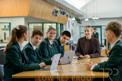 August 2025 / LIBRARY-Seniors_250826-2787