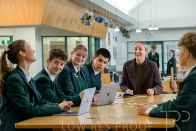 August 2025 / LIBRARY-Seniors_250826-2795