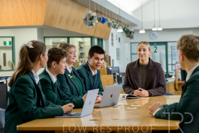 August 2025 / LIBRARY-Seniors_250826-2802