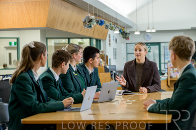 August 2025 / LIBRARY-Seniors_250826-2806