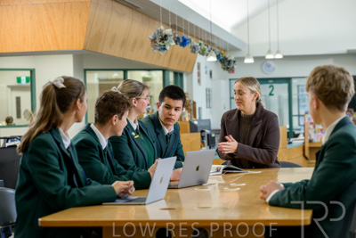 August 2025 / LIBRARY-Seniors_250826-2808