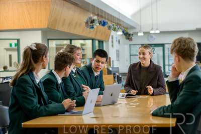 August 2025 / LIBRARY-Seniors_250826-2812