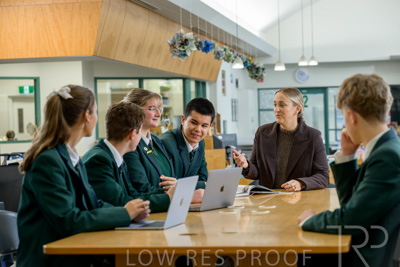 August 2025 / LIBRARY-Seniors_250826-2813