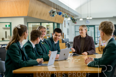 August 2025 / LIBRARY-Seniors_250826-2814