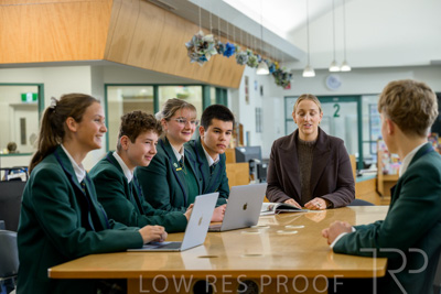 August 2025 / LIBRARY-Seniors_250826-2816