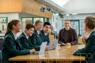 August 2025 / LIBRARY-Seniors_250826-2820