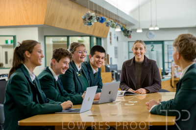 August 2025 / LIBRARY-Seniors_250826-2821