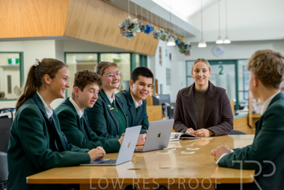 August 2025 / LIBRARY-Seniors_250826-2824