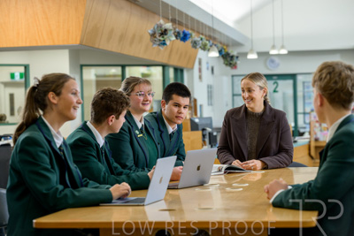 August 2025 / LIBRARY-Seniors_250826-2827