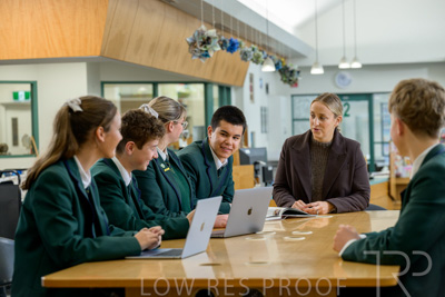 August 2025 / LIBRARY-Seniors_250826-2831