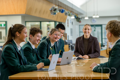 August 2025 / LIBRARY-Seniors_250826-2845