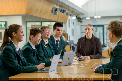 August 2025 / LIBRARY-Seniors_250826-2847