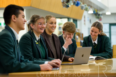 August 2025 / LIBRARY-Seniors_250826-2908