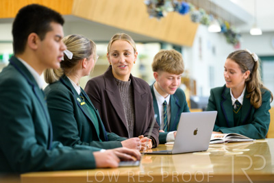 August 2025 / LIBRARY-Seniors_250826-2948