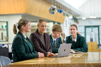 August 2025 / LIBRARY-Seniors_250826-2959