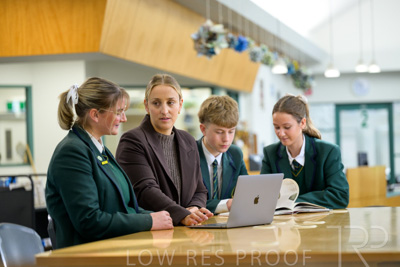 August 2025 / LIBRARY-Seniors_250826-2963