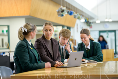 August 2025 / LIBRARY-Seniors_250826-2965