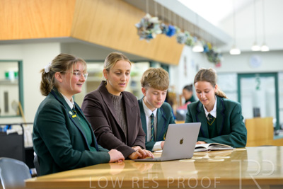 August 2025 / LIBRARY-Seniors_250826-2976