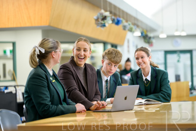 August 2025 / LIBRARY-Seniors_250826-2979