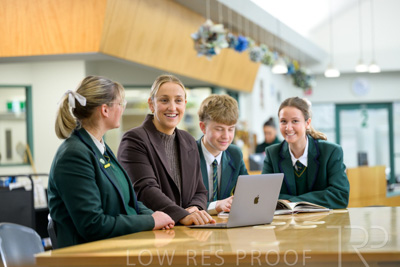 August 2025 / LIBRARY-Seniors_250826-2985