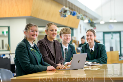 August 2025 / LIBRARY-Seniors_250826-2986