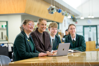 August 2025 / LIBRARY-Seniors_250826-2989