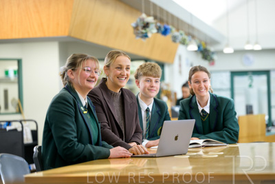 August 2025 / LIBRARY-Seniors_250826-2990