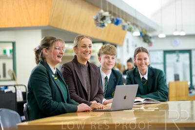 August 2025 / LIBRARY-Seniors_250826-2993