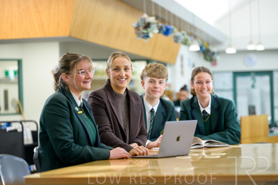 August 2025 / LIBRARY-Seniors_250826-2998