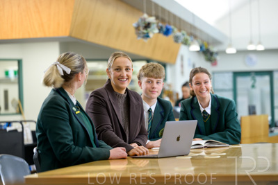 August 2025 / LIBRARY-Seniors_250826-3004