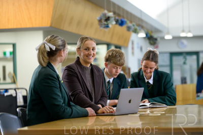 August 2025 / LIBRARY-Seniors_250826-3009